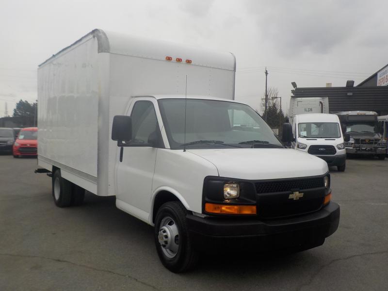 Repo.com | 2009 Chevrolet Express 3500 14 Foot Cube Van with Ramp