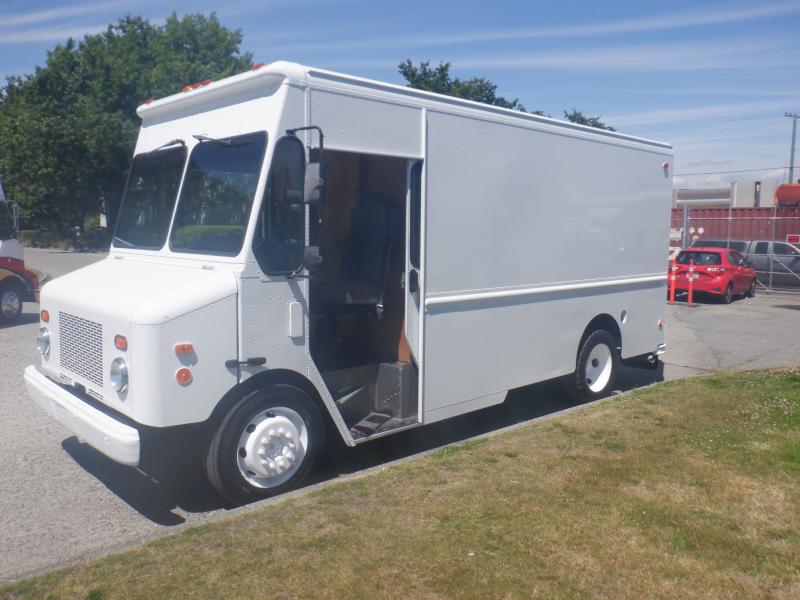 2006 Workhorse W42 Utilimaster 14 Foot Cube Van With Shelving | Repo.com